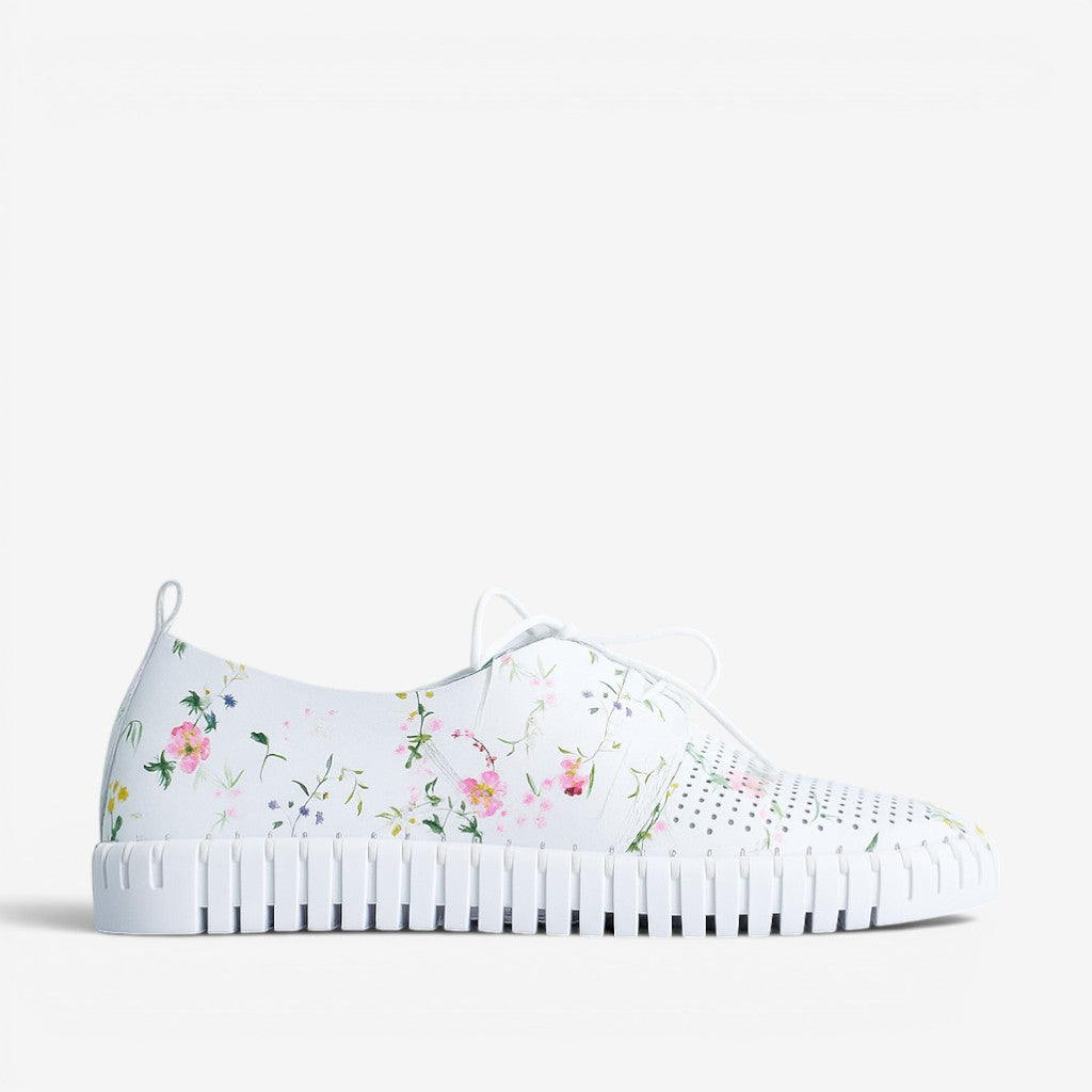 DJANGO & JULIETTE HUSTON WHITE BOUQUET