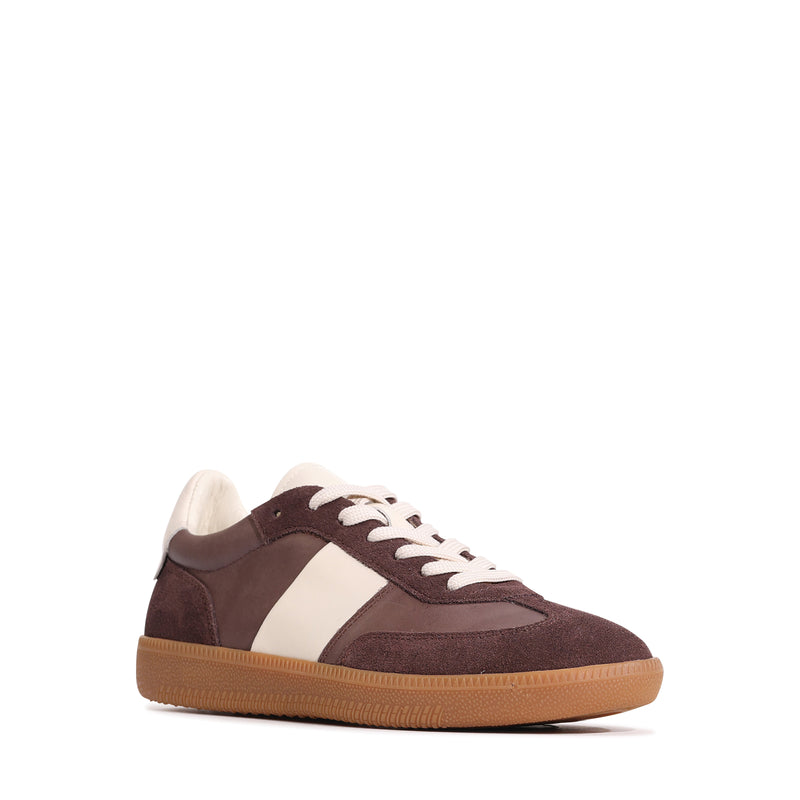 EOS Antigo Choco sneakers featuring brown cacao-colored leather and stylish design, perfect for casual wear.