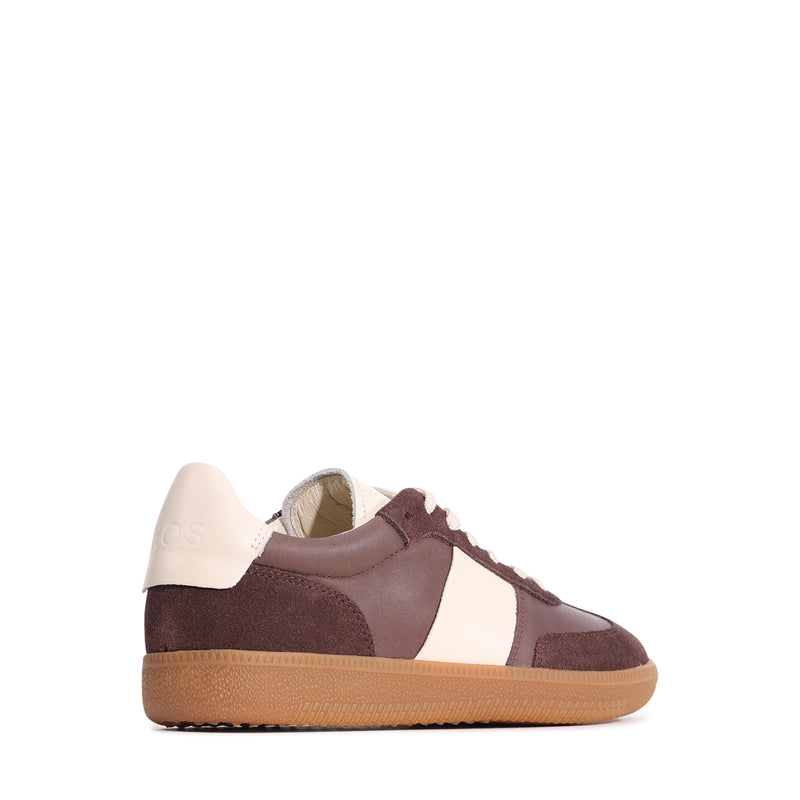 EOS Antigo Choco sneakers featuring a stylish cacao-colored design with comfortable laces and trendy athletic style.