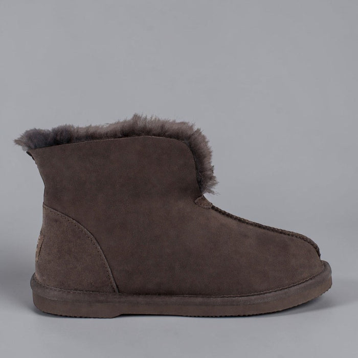 UGG COMFORT ME NUMBAT CHOCOLATE - Women slippers - Collective Shoes 