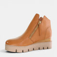 Load image into Gallery viewer, DJANGO & JULIETTE RADIO DK TAN TAUPE SOLE
