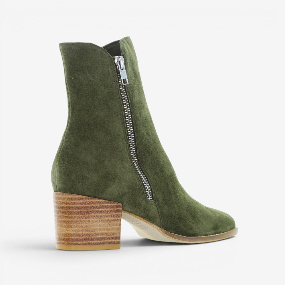 DJANGO & JULIETTE MOCKUP OLIVE SUDE
