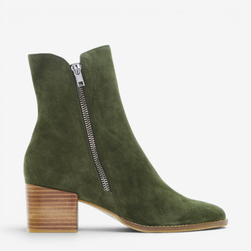 DJANGO & JULIETTE MOCKUP OLIVE SUDE