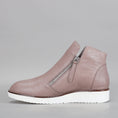 Load image into Gallery viewer, LE SANSA RONNIE TAUPE - Women Boots - Collective Shoes 

