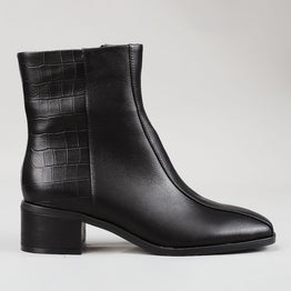 Black Le Sansa Sansa Spike boots with textured design and ankle height, featuring spike details and a sleek, modern style.